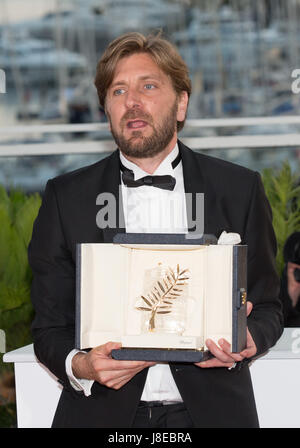 Cannes, France. 28 mai, 2017. Directeur suédois Ruben Ostlund pose avec son trophée lors d'un photocall à la 70e Festival de Cannes à Cannes, France, le 28 mai 2017. Film 'Le Carré', réalisé par Ruben Ostlund, remporte la Palme d'Or du 70e Festival de Cannes. Credit : Xu Jinquan/Xinhua/Alamy Live News Banque D'Images