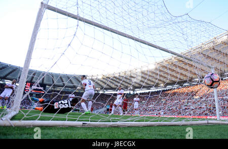 Rome, Italie. 28 mai, 2017. Roma's Daniele De Rossi scores au cours du match de football Serie A italienne contre Gênes à Rome, Italie, le 28 mai 2017. Roma a gagné 3-2. Credit : Alberto Lingria/Xinhua/Alamy Live News Banque D'Images