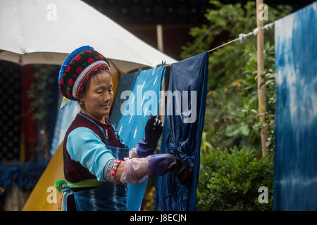 (170529) -- DALI, 29 mai 2017 (Xinhua) -- Dong Julan, une femme de 60 ans de l'ethnie Bai, pend la teinture des tissus au Village de Zhoucheng Préfecture autonome Bai de Dali, dans le sud-ouest de la province chinoise du Yunnan, le 25 mai 2017. Comme une technique populaire traditionnelle de l'ethnie Bai, teinture tie a été inscrit en 2006 au patrimoine culturel au niveau de l'état de son patrimoine. La technique passe par trois étapes principales : faire de noeuds, et la teinture et le séchage au soleil. La teinture des produits traditionnels sont principalement inspirés par le paysage local et basé sur des couleurs bleu et blanc. (Xinhua/Pu Chao) (2004) Banque D'Images