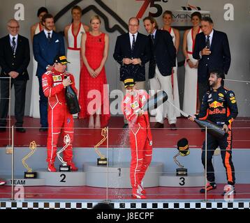 Monaco, le pilote Ferrari Kimi Raikkonen (L) avant de Finlande célébrer sur le podium de la Grand Prix de Monaco de Formule 1 à Monaco. 28 mai, 2017. Placé troisième pilote Red Bull Racing Daniel Ricciardo(R) avant de l'Australie, champion pilote Ferrari Sebastian Vettel (C) avant de l'Allemagne, second pilote Ferrari Kimi Raikkonen (L) avant de Finlande célébrer sur le podium de la Grand Prix de Monaco de Formule 1 à Monaco, le 28 mai 2017. Crédit : Michael Alesi/Xinhua/Alamy Live News Banque D'Images