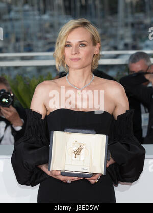 Cannes, France. 28 mai, 2017. L'actrice Diane Kruger, lauréat du Prix de la meilleure actrice pour le film "dans le fade', pose lors d'un photocall à la 70e Festival de Cannes à Cannes, France, le 28 mai 2017. Credit : Xu Jinquan/Xinhua/Alamy Live News Banque D'Images