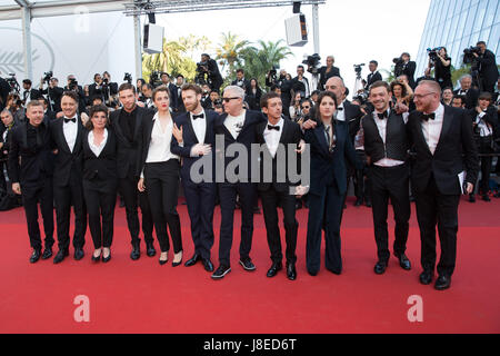 Acteurs et invités sur le tapis rouge pour la célébration finale de la ...