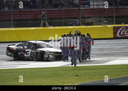 Concord, NC, USA. 28 mai, 2017. 28 mai 2017 - Concord, NC, USA : Austin Dillon (3) célèbre après avoir pris le drapeau à damier et gagner le Coca Cola 600 à Charlotte Motor Speedway à Concord, NC. Crédit : Justin R. Noe Asp Inc/ASP/ZUMA/Alamy Fil Live News Banque D'Images