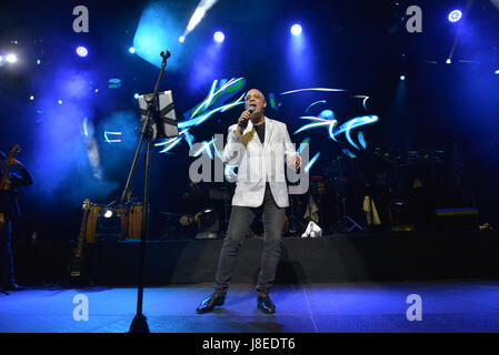 Miami, FL, USA. 27 mai, 2017. Issac Delgado effectue sur scène en concert au Centre James L. Knight le 27 mai 2017 à Miami, en Floride. Credit : Mpi10/media/Alamy Punch Live News Banque D'Images