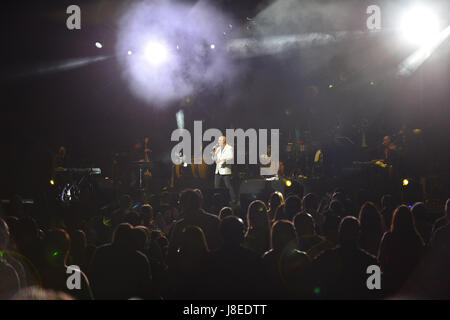 Miami, FL, USA. 27 mai, 2017. Issac Delgado effectue sur scène en concert au Centre James L. Knight le 27 mai 2017 à Miami, en Floride. Credit : Mpi10/media/Alamy Punch Live News Banque D'Images