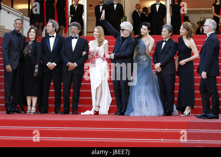 Cannes, Frankreich. 28 mai, 2017. Les membres du jury Will Smith, Agnes Jaoui, Paolo Sorrentino, Gabriel Yared et Jessica Chastain, président du jury Pedro Almodovar, membres du jury Fan Bingbing, Park Chan-wook et Maren Ade et directeur du festival Thierry Fremaux assister à la fermeture de nuit du 70 Festival du Film de Cannes au Palais des Festivals le 28 mai 2017à Cannes, France | Verwendung weltweit/alliance photo Credit : dpa/Alamy Live News Banque D'Images