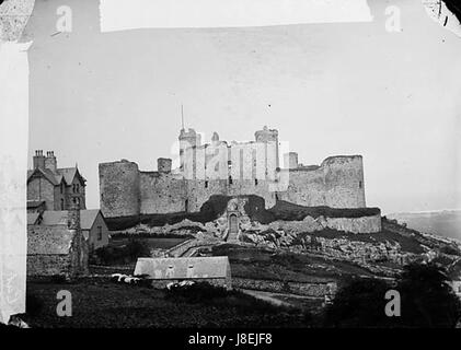 Harlech Castle, situé à Gwynedd, au pays de Galles, est une forteresse médiévale bien conservée construite au XIIIe siècle. C'est un site du patrimoine mondial de l'UNESCO connu pour son importance historique et des vues imprenables sur le paysage environnant. Banque D'Images