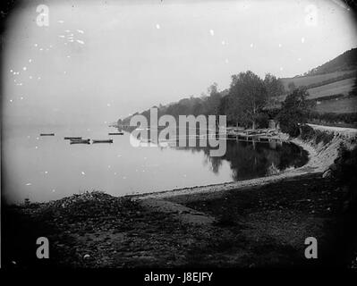 Llyn Tegid (lac Bala), situé à Gwynedd, au pays de Galles, est le plus grand lac naturel du pays de Galles. La photographie fait partie de la collection de la Bibliothèque nationale du pays de Galles, soulignant la beauté naturelle de la région. Banque D'Images