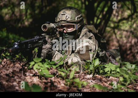 Photo de soldat dans une embuscade au woods par jour Banque D'Images