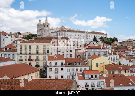 Vue aérienne de la ville de Lisbonne et le Tage avec les toits rouges et les repères Banque D'Images