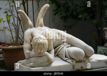 Statue Ange Pleureur un cimetière à Athènes, Grèce Banque D'Images