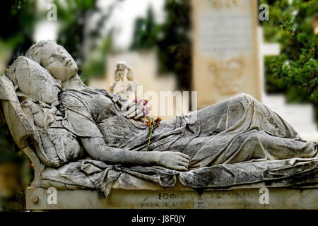 Statue de femme dans un cimetière, Athènes, Grèce Banque D'Images