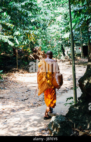 KRABI, THAÏLANDE - 10 avril : Le moine bouddhiste marcher dans la forêt tropicale le 10 avril 2016 à Krabi, Thaïlande. Banque D'Images