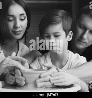 Travail Famille poterie sur roue. Mère et père à enseigner à leurs fils à sculpter ou faire clay pot Banque D'Images