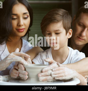 Travail Famille poterie sur roue. Mère et père à enseigner à leurs fils à sculpter ou faire clay pot Banque D'Images