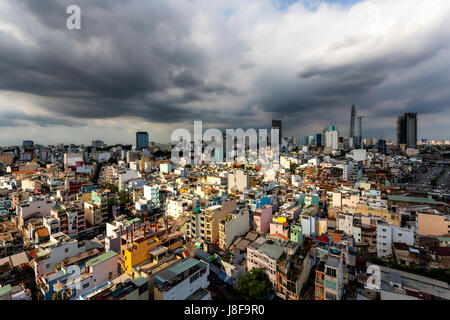 Février 2017 - Ho Chi Minh Ville, Vietnam. Vue sur le toits colorés de Saigon sur un jour de tempête. Banque D'Images