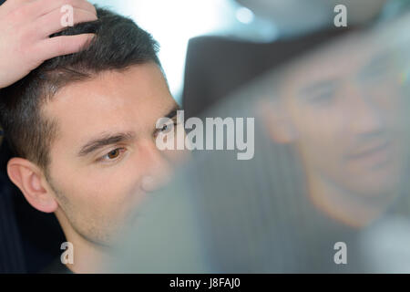 homme en voiture Banque D'Images