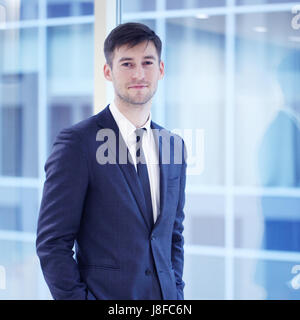 Portrait of a young handsome businessman indoors Banque D'Images