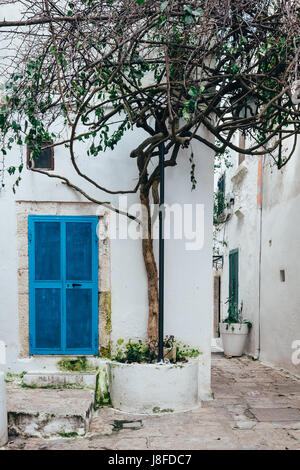 Une rue typique de Ostuni, Pouilles, Italie Banque D'Images