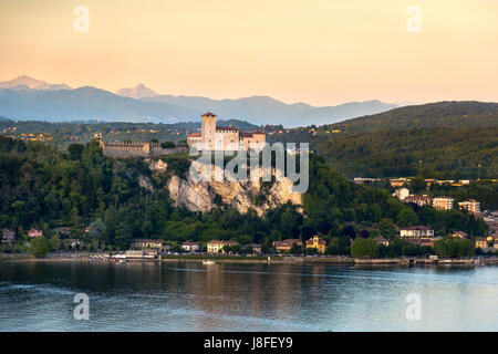 Château Rocca di Angera Lac Majeur Lombardie Italie coucher du soleil Banque D'Images