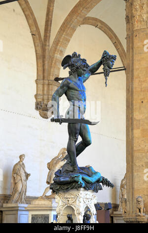 Le Persée de Cellini avec la tête de Méduse dans la Loggia dei Lanzi ou Loggia della Signoria, de la Piazza della Signoria, Florence, Toscane, Italie, Europe. Banque D'Images