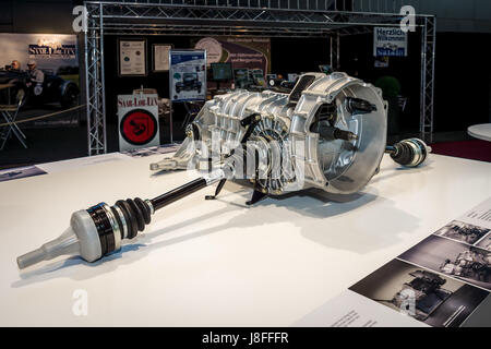 STUTTGART, ALLEMAGNE - Mars 04, 2017 : Transmission de la Porsche 964 RS, 1992. Plus grand d'Europe Exposition de voitures classiques 'RETRO' classiques Banque D'Images