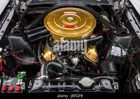 STUTTGART, ALLEMAGNE - Mars 04, 2017 : moteur de la Pony car Ford Mustang, 1965. Plus grand d'Europe Exposition de voitures classiques 'RETRO' classiques Banque D'Images