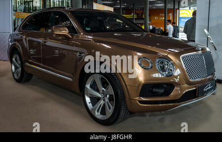 STUTTGART, ALLEMAGNE - Mars 04, 2017 : Grand VUS multisegment de luxe Bentley Bentayga, 2016. Plus grand d'Europe Exposition de voitures classiques 'RETRO' classiques Banque D'Images