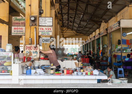 NHA TRANG, Viêt Nam - le 20 janvier : un style vietnamien food court au marché Xom Moi à Nha Trang le 20 janvier 2016 à Nha Trang, Vietnam. Banque D'Images