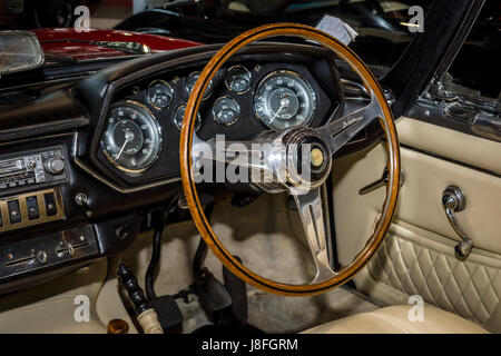 Intérieur de grand tourer voiture Maserati Mistral Spyder, 1967. Plus grand d'Europe Exposition de voitures classiques 'RETRO' classiques Banque D'Images