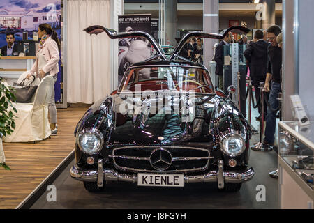 STUTTGART, ALLEMAGNE - Mars 04, 2017 : voiture sport Mercedes-Benz 300SL (W198). Plus grand d'Europe Exposition de voitures classiques 'RETRO' classiques Banque D'Images