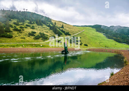 Kitzbühel, Tyrol, Autriche - le 29 août 2016. Lake dans le parc à thème Aventure du Trias sur la montagne de Steinplatte Waidring,dans le Tyrol, Autriche. Banque D'Images