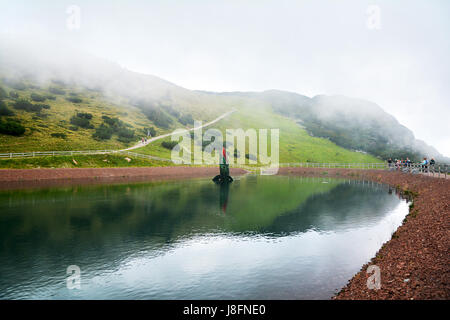 Kitzbühel, Tyrol, Autriche - le 29 août 2016. Lake dans le parc à thème Aventure du Trias sur la montagne de Steinplatte Waidring,dans le Tyrol, Autriche. Banque D'Images