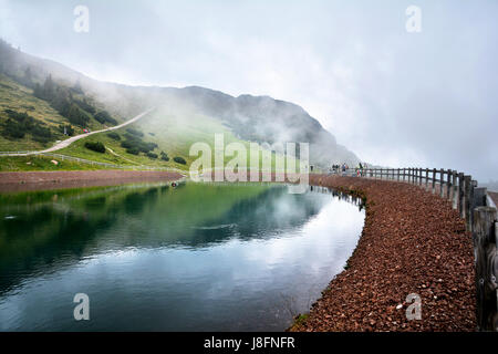 Kitzbühel, Tyrol, Autriche - le 29 août 2016. Lake dans le parc à thème Aventure du Trias sur la montagne de Steinplatte Waidring,dans le Tyrol, Autriche. Banque D'Images