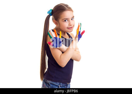 Belle petite fille en chemise noire avec deux queues et des mains de couleur sur fond blanc en studio Banque D'Images