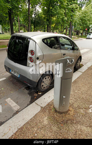 Autolib, la voiture électrique de charge sur une rue de Paris. Service de location de voitures. Rue de Paris. Banque D'Images