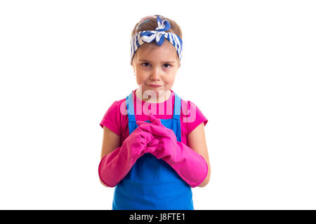 Peu triste fille avec queue de porter en chemise rose et bleu tablier avec gants rose sur fond blanc en studio Banque D'Images