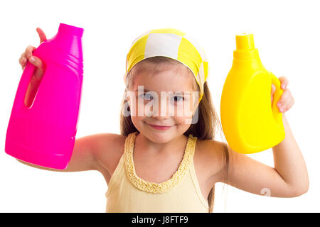 Smiling annonce petite fille avec de longs cheveux châtains en chemise jaune et tablier bleu avec mouchoir jaune tenue rose et jaune bouteilles sur fond blanc Banque D'Images