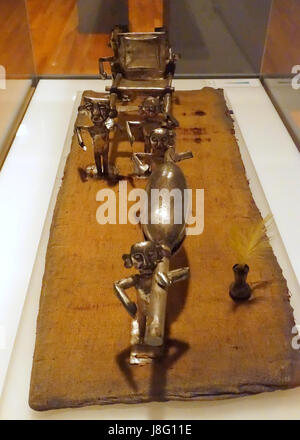 Le cortège funéraire modèle de la culture Chancay Chimu du Pérou (c. 1400 AD) est un artefact historique fait de cuivre argenté, de coton, de roseaux et de plumes. Il est exposé au Krannert Art Museum, présentant les pratiques funéraires précolombiennes. Banque D'Images