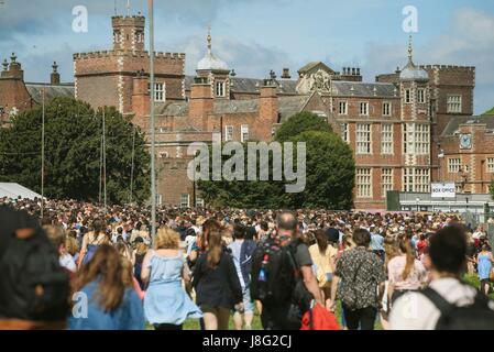 Foules arrivent à BBC Radio 1's Big Weekend à Burton Constable Hall, Burton Constable, Skirlaugh à Hull. Banque D'Images