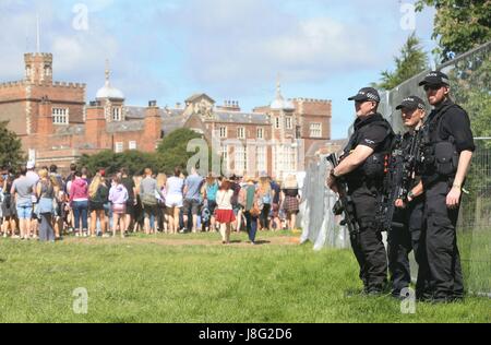 Des policiers sur l'obligation que des foules de gens arrivent à BBC Radio 1's Big Weekend à Burton Constable Hall, Burton Constable, Skirlaugh à Hull. Banque D'Images