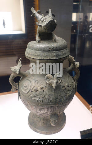 Ce titre fait référence à un récipient à vin en bronze (Lei) avec un couvercle de dragon enroulé, datant de la dynastie Zhou occidentale en Chine (XIe siècle à 771 av. J.-C.), découvert à Zhuwajie Street dans la ville de Pengzhou et maintenant exposé au Musée provincial du Sichuan à Chengdu. Banque D'Images