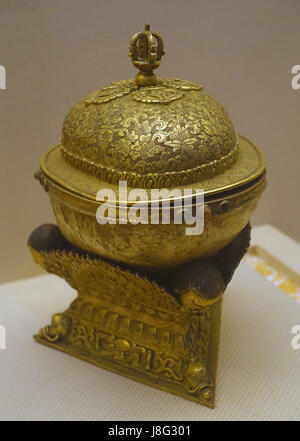 Le bol Kapala du Tibet, daté entre 1644 et 1911, est fait d'os, de cuivre doré et de pierres semi-précieuses. C'est un artefact culturel remarquable exposé au Musée provincial du Sichuan à Chengdu, en Chine. Banque D'Images