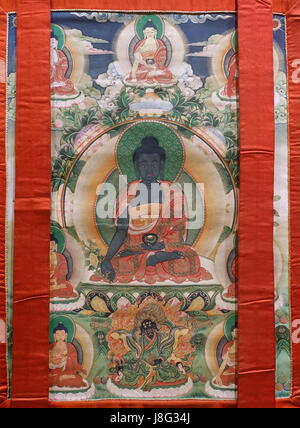 Le thangka *Medicine Buddha*, datant de 1644 à 1911 après JC, est une peinture bouddhiste conservée au Musée de l'Université du Sichuan, à Chengdu, en Chine. Il représente le Bouddha de médecine, une figure importante de la guérison bouddhiste et de la pratique spirituelle. Banque D'Images