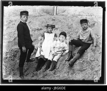 Jacob, Aagje, Jan Willem en Olie, De kinderen Olie in het zand, 1892 max (res) Banque D'Images