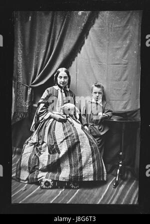 Le titre fait référence à un double portrait d'une femme non identifiée avec son fils, probablement créé aux pays-Bas ou dans d'autres régions européennes. Cette œuvre représente une mère et un enfant dans un style portrait traditionnel, peut-être du XVIIIe ou XIXe siècle. Banque D'Images