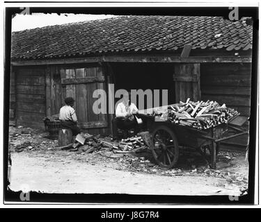 Une photographie prise par Jacob Olie dans le quartier Zaagmolenbuurt à Amsterdam, montrant une vue de Middenweg, une zone connue pour ses bâtiments résidentiels et commerciaux. Banque D'Images