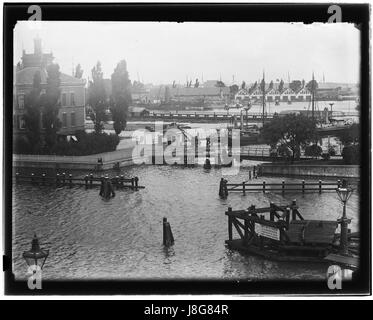 Cette photographie, prise par Jacob Olie, met en valeur l’IJ Gracht, un canal d’Amsterdam, capturant le paysage détaillé et l’architecture en haute résolution. Banque D'Images