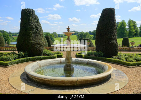 La fontaine sur les jardins en terrasse de Bowood House dans le Wiltshire, en Angleterre, est une caractéristique notable du domaine, offrant une vue pittoresque sur les jardins et le paysage environnant. Cette image capture l'élégance de la fontaine dans son cadre. Banque D'Images