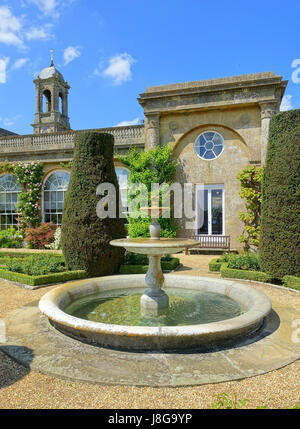 La fontaine sur les jardins en terrasse de Bowood House dans le Wiltshire, en Angleterre, est une caractéristique notable des vastes jardins du domaine. La fontaine sert de pièce maîtresse dans le jardin en terrasses, offrant aux visiteurs une vue panoramique sur le paysage environnant. Banque D'Images